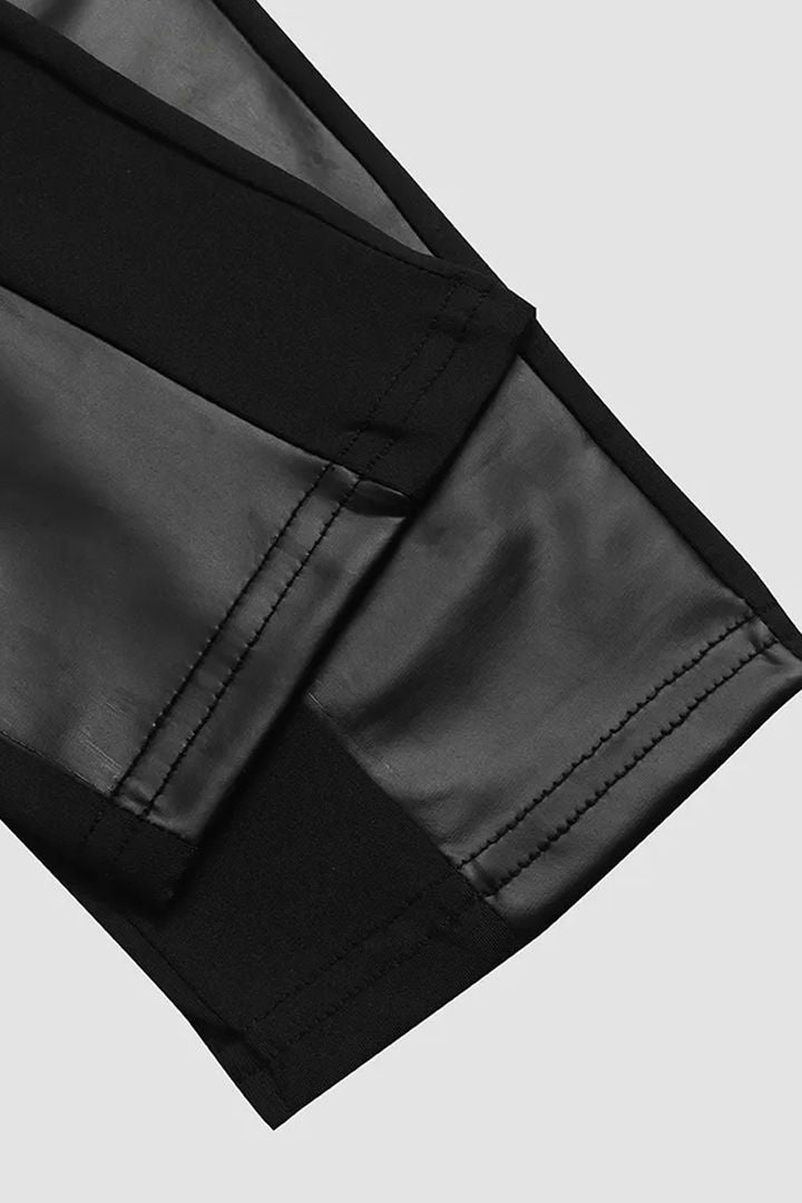 PANTALON EN SIMILI-CUIR AVEC BORDURE ET FERMETURE ÉCLAIR CONTRASTANTES