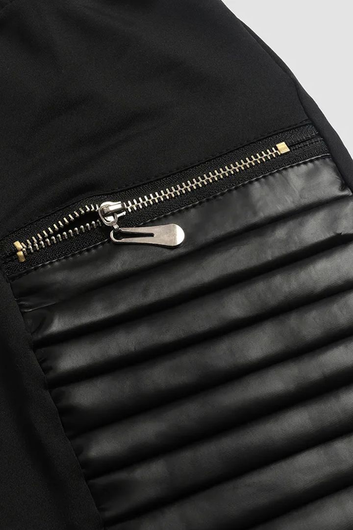 PANTALON EN SIMILI-CUIR AVEC BORDURE ET FERMETURE ÉCLAIR CONTRASTANTES