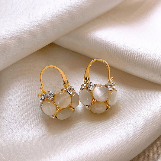 Boucles d'oreilles élégantes en or pour femmes, ornées de pierres précieuses et de cristaux